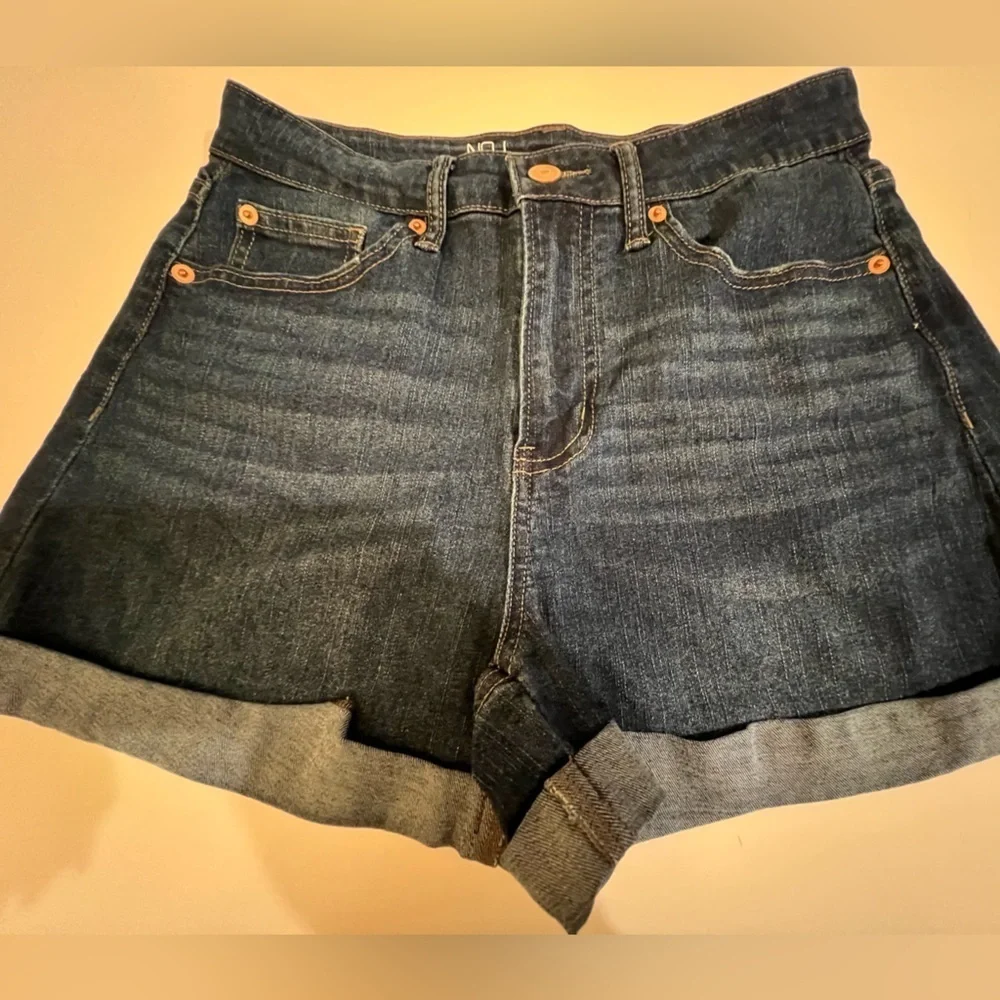 NO BOUNDARIES STRETCH DENIM JEAN SHORTY SHORTS. 5 pockets
